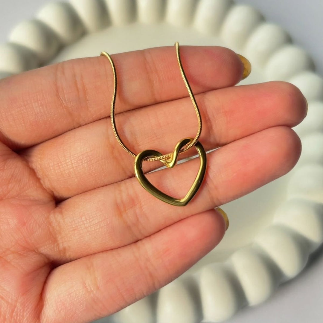 Elegant Gold Open Heart Pendant Necklace for Women